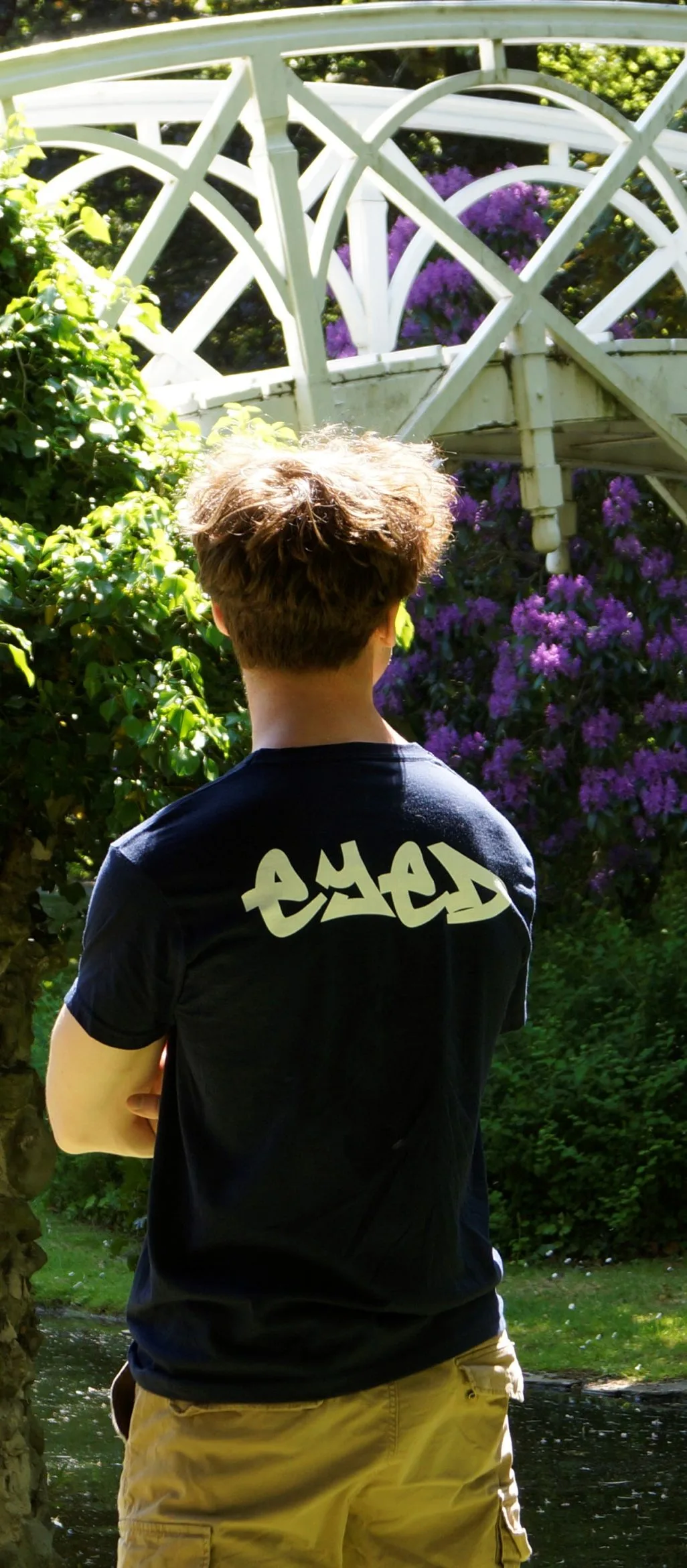 Eyed Clothing merkproject met t-shirts, hoodies en truien met creatieve ontwerpen